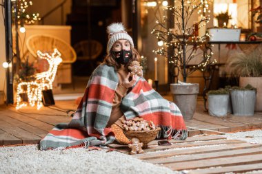 Kendi başına yaşayan bir kadın yeni yılı evde kutluyor.