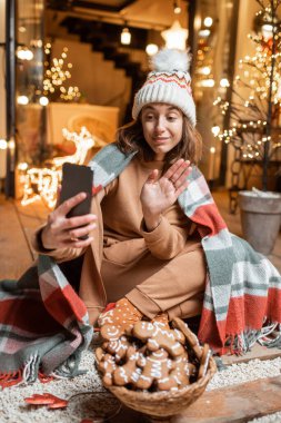 Kendi başına yaşayan bir kadın yeni yılı evde kutluyor.