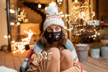 Yeni yılı yalnız kutlayan kadın.