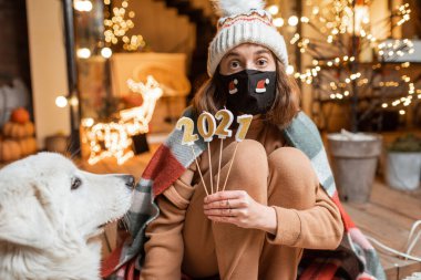 Yeni yılı yalnız kutlayan kadın.