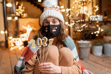 Yeni yılı yalnız kutlayan kadın.