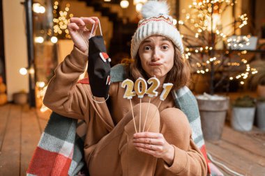 Yeni yılı yalnız kutlayan kadın.