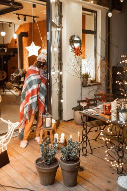 Tatilde evde yalnız bir kadın