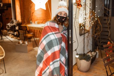 Tatilde evde yalnız bir kadın