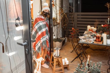 Tatilde evde yalnız bir kadın