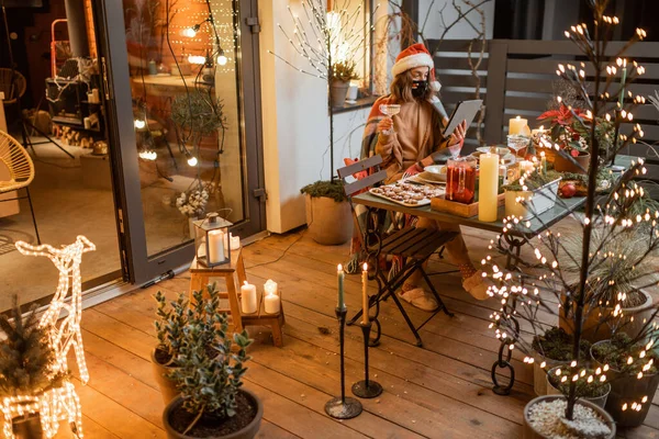 Kendi başına yaşayan bir kadın yeni yılı evde kutluyor.