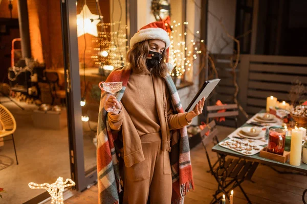 Mulher em auto-isolamento celebrando feriados de Ano Novo em casa — Fotografia de Stock