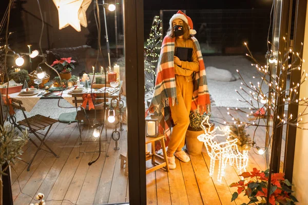 Kendi başına yaşayan bir kadın yeni yılı evde kutluyor.