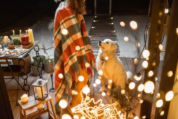 Mujer en auto-aislamiento celebrando vacaciones de Año Nuevo con su perro en casa — Foto de Stock