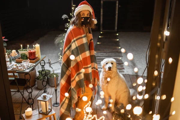 Mulher em auto-isolamento celebrando feriados de Ano Novo com seu cão em casa — Fotografia de Stock