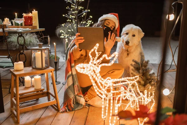 Köpeğiyle yeni yıl tatilini kutlayan kadın.