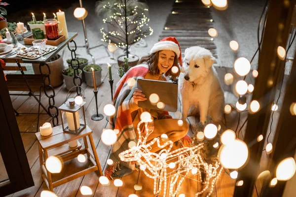 Frau feiert mit Hund Silvester zu Hause — Stockfoto