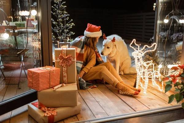 Mulher celebrando com o cão umas férias de Ano Novo em casa — Fotografia de Stock