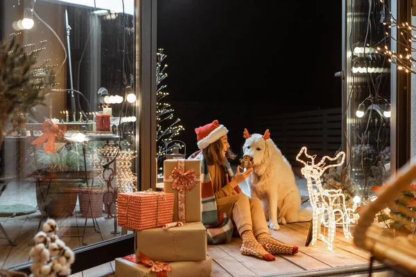 Frau feiert mit Hund Silvester zu Hause — Stockfoto