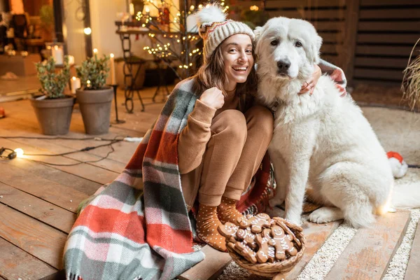 女人和狗一起在家里庆祝新年 — 图库照片