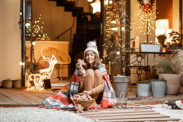 Nainen itsensä eristäminen juhlii uudenvuoden lomaa kotona — kuvapankkivalokuva