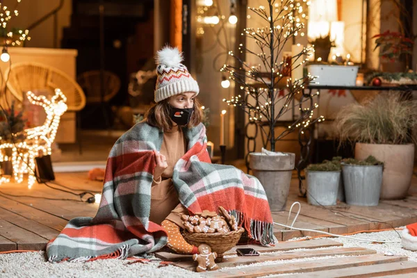 Kendi başına yaşayan bir kadın yeni yılı evde kutluyor.