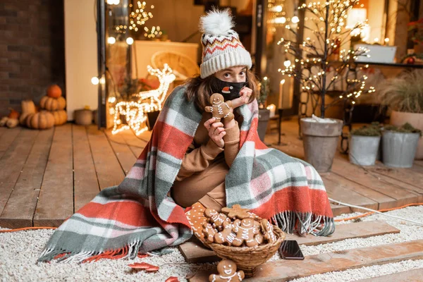 Woman on self-isolation celebrating New Year holidays at home — Stock Photo, Image