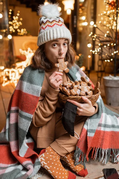 Frau in Selbstisolierung feiert Silvester zu Hause — Stockfoto