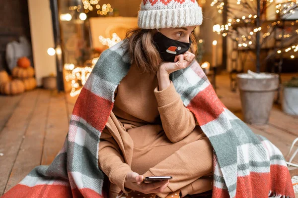 Žena na sebe-izolaci během novoroční prázdniny — Stock fotografie