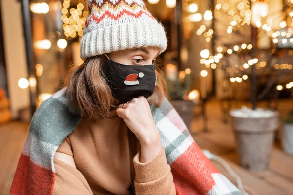 Yeni yıl tatili boyunca kendini izole eden bir kadın.