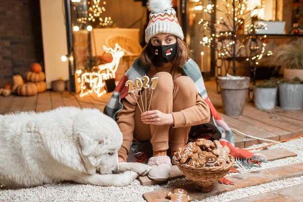 Yeni yıl tatili boyunca kendini izole eden bir kadın.