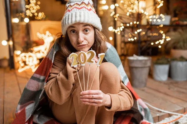 Woman celebrating New Year holidays alone — Stock Photo, Image