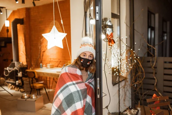 Femme seule pendant des vacances à la maison — Photo