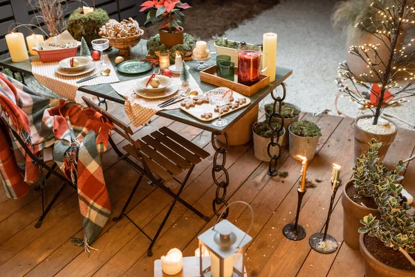 Belamente decorado quintal durante as férias de Ano Novo — Fotografia de Stock