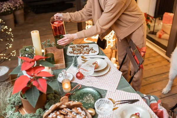 Mulher servindo mesa de jantar de Natal — Fotografia de Stock