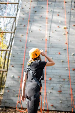 Tırmanma duvarının önüne geç.