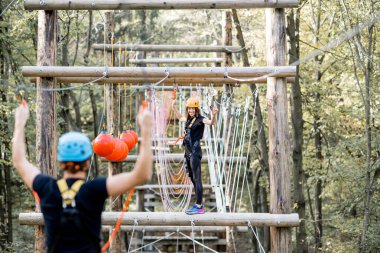 Bir adam ve bir kadın halat parkında