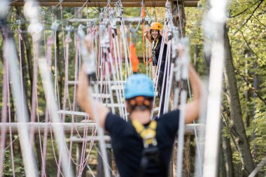 İp parkında ip tırmanan bir adam.