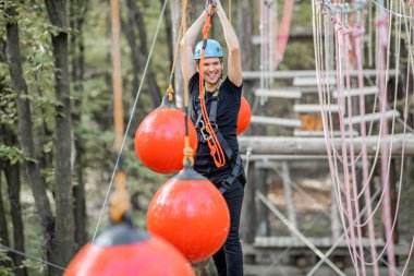 Parktaki iplere tırmanan adam.