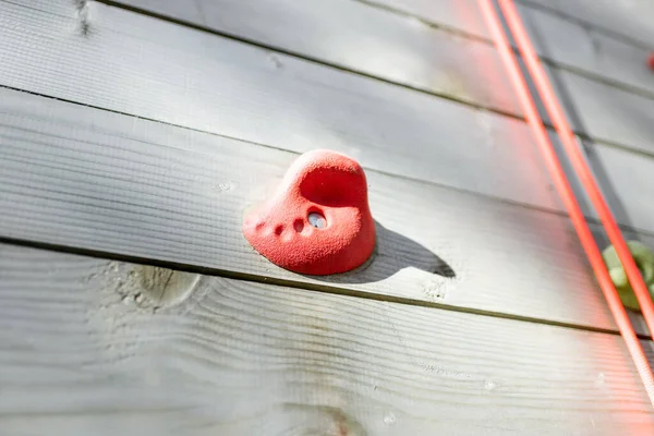 Poignées d'escalade sur le mur d'escalade artificielle — Photo