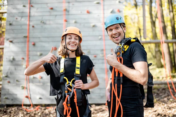 Fiatal hegymászók a parkban. — Stock Fotó