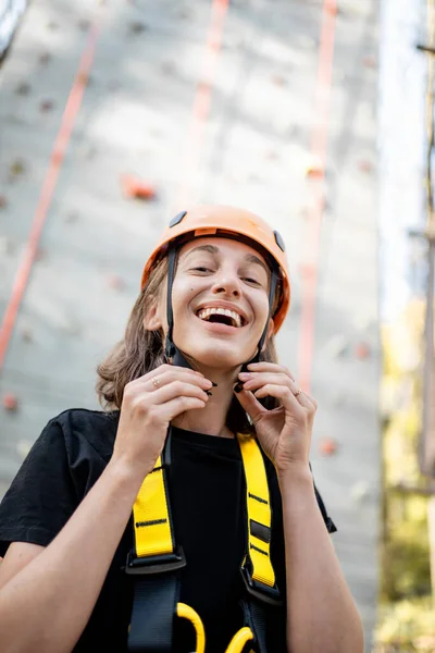 Mujer bien equipada cerca de la pared de escalada — Foto de Stock