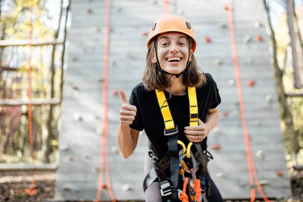 Gut ausgestattete Frau nahe der Kletterwand — Stockfoto