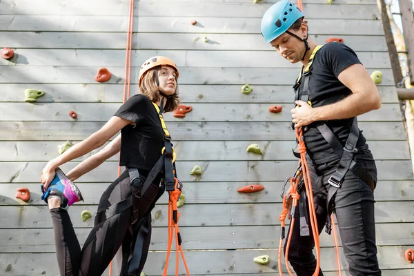 Спортивна пара розігрівається біля скелелазіння в парку — стокове фото