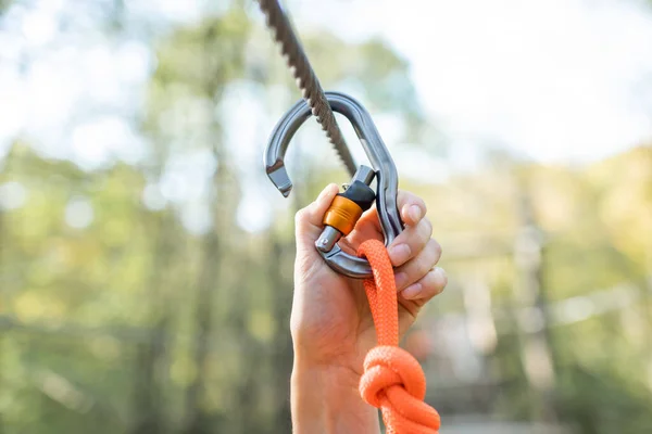 Felmászó rögzítse karabély egy kötélen — Stock Fotó