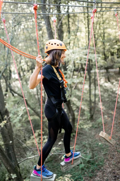 Жінка сходження в мотузковому парку — стокове фото