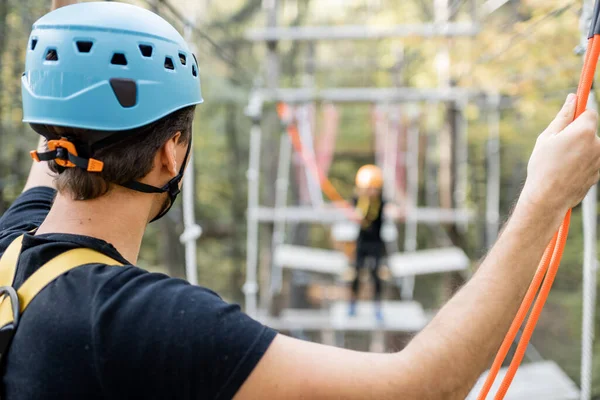 Hombre escalando cuerdas en un parque de cuerdas — Foto de Stock