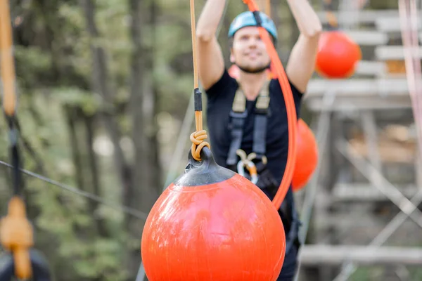 Ember mászó kötelek a parkban — Stock Fotó