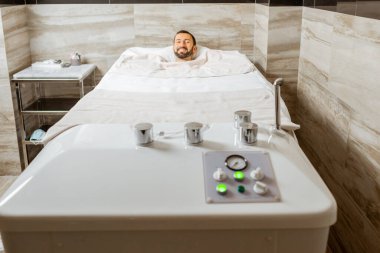 Adam banyoda karbondioksitle dinleniyor.