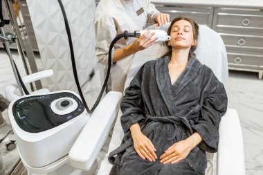 Lazer gençleştirme tedavisi gören bir kadın.