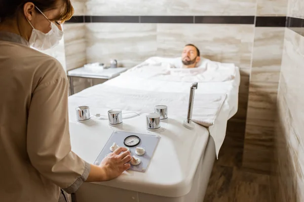 Homme avec un médecin à la salle de balnéologie avec bain de dioxyde de carbone — Photo