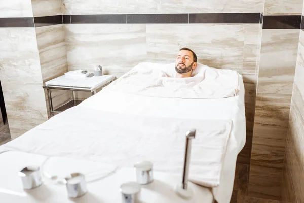 Homme relaxant au bain avec du dioxyde de carbone — Photo