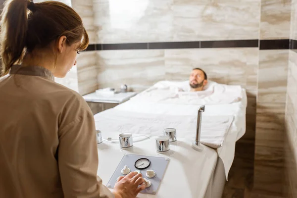 Homme avec un médecin à la salle de balnéologie avec bain de dioxyde de carbone — Photo