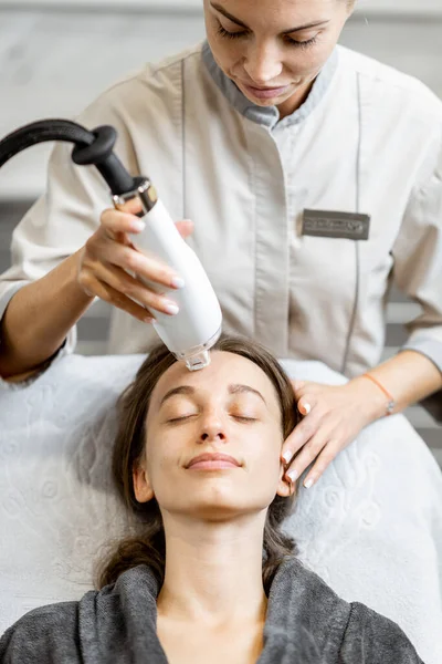 Femme pendant un traitement de rajeunissement au laser — Photo