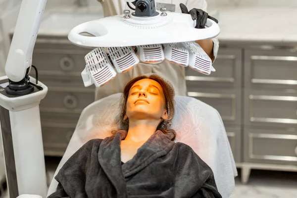 Frau während Lichttherapie in Arztpraxis — Stockfoto